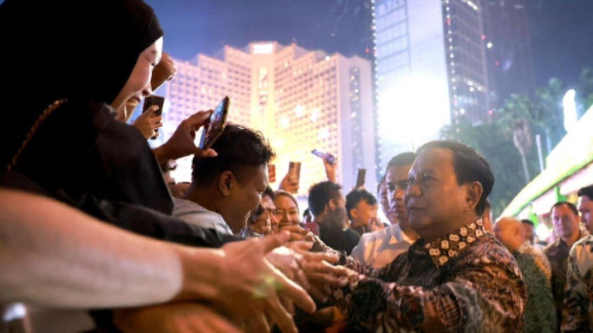 Potret Presiden Prabowo Subianto dan Titiek Soeharto merayakan Tahun Baru 2025 di Bundaran HI, Jakarta pada Selasa, (31/12/2024) malam.
