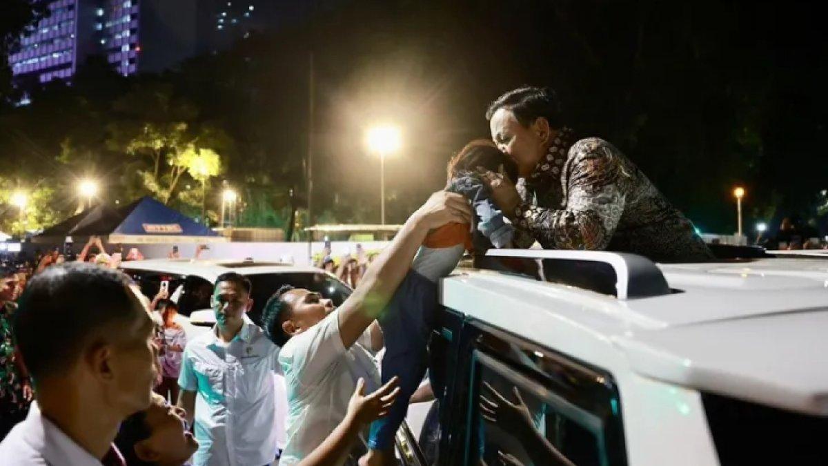 Potret Presiden Prabowo Subianto dan Titiek Soeharto merayakan Tahun Baru 2025 di Bundaran HI, Jakarta pada Selasa, (31/12/2024) malam.