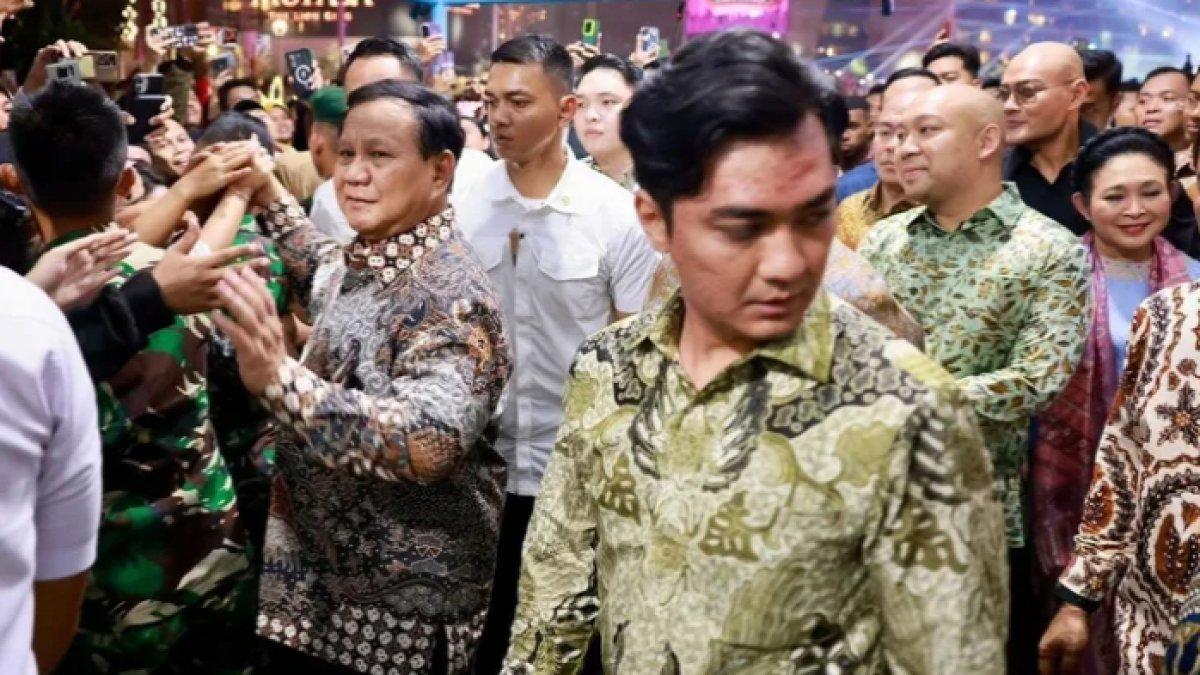 Potret Presiden Prabowo Subianto dan Titiek Soeharto merayakan Tahun Baru 2025 di Bundaran HI, Jakarta pada Selasa, (31/12/2024) malam.