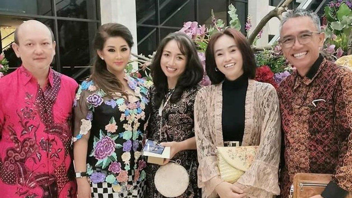 Potret Rika Callebaut dan Ari Sigit berserta rekan-rekannya
