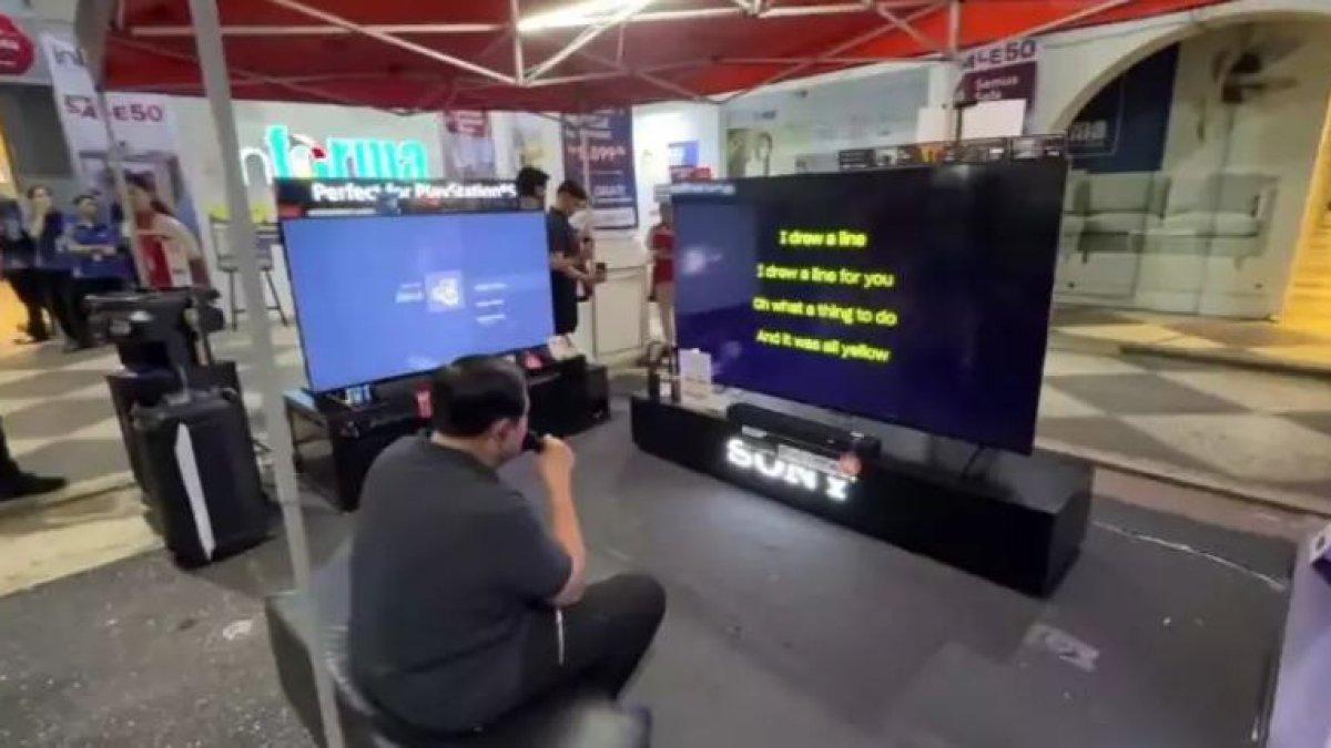 Potret SBY karaokean di toko elektronik.