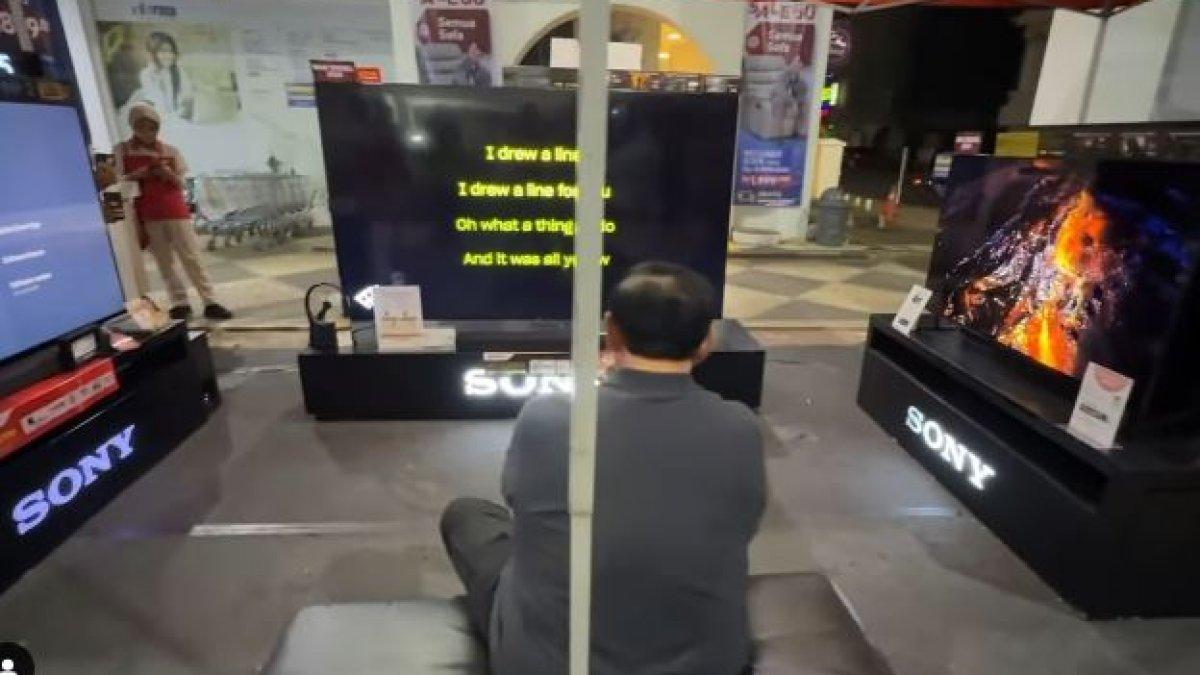 Potret SBY karaokean di toko elektronik.