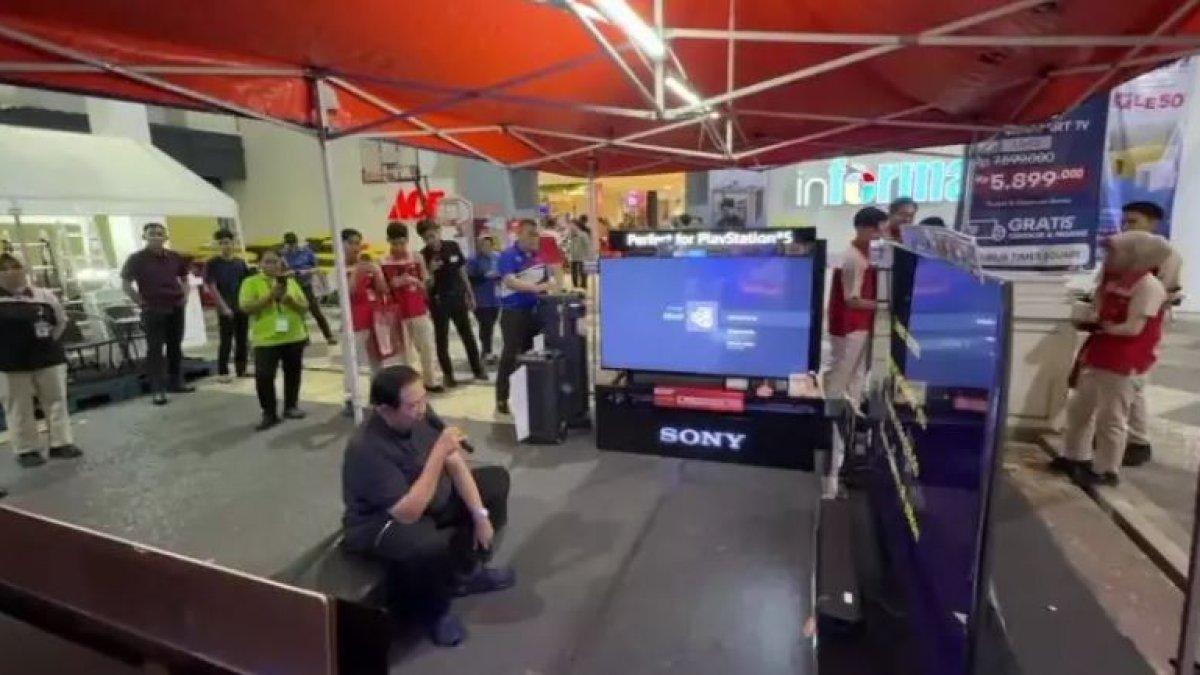 Potret SBY karaokean di toko elektronik.