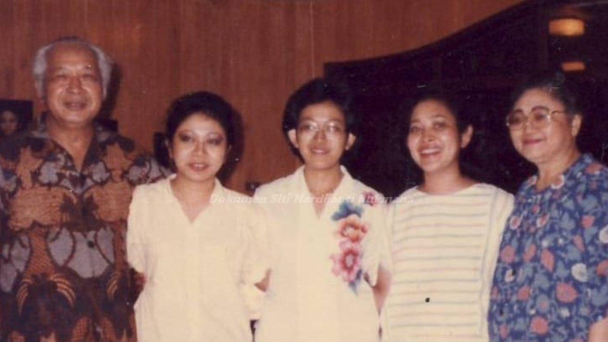 Potret Soeharto bersama Ibu Tien dan ketiga putrinya.