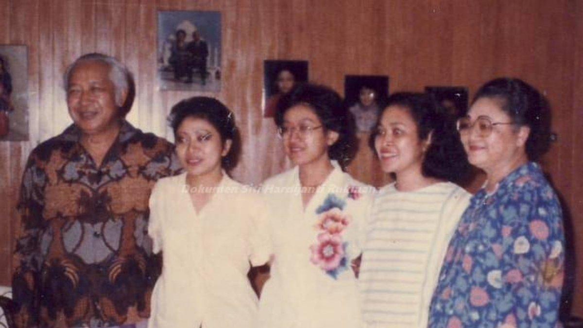 Potret Soeharto bersama Ibu Tien dan ketiga putrinya.