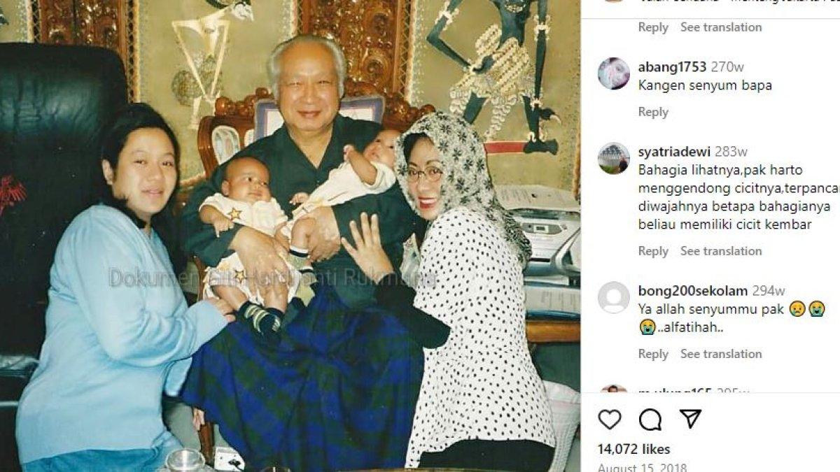 Potret Soeharto gendong cicitnya yang kembar.