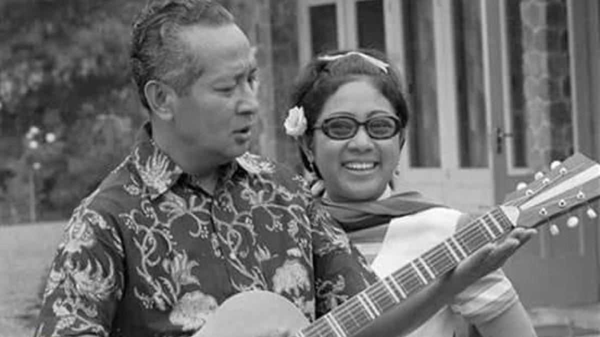 Potret Soeharto main gitar saat liburan di Tawangmangu, Karanganyar.