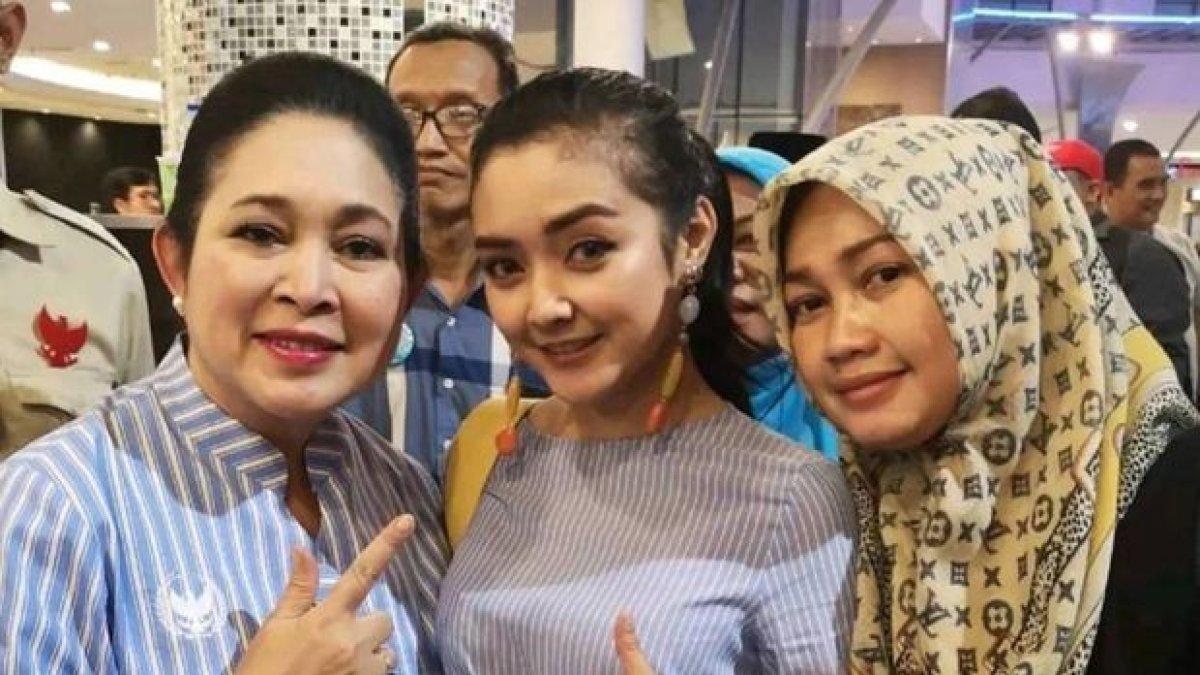 Potret Suci Winata bersama keluarga Cendana.