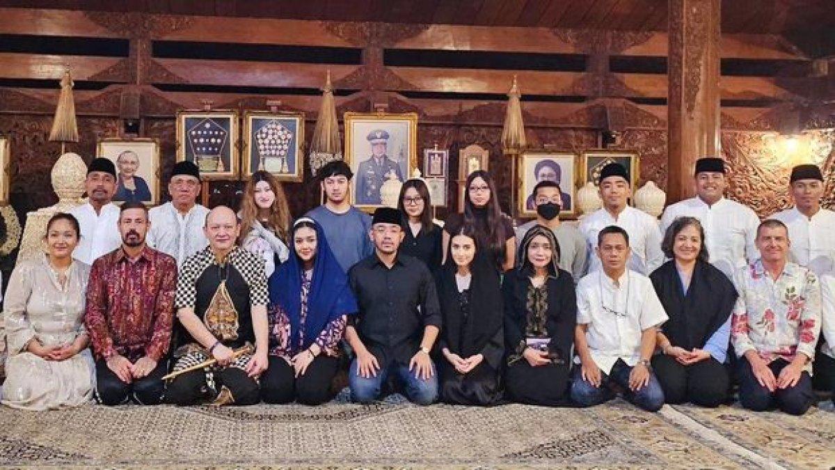Potret Suci Winata bersama keluarga Cendana.