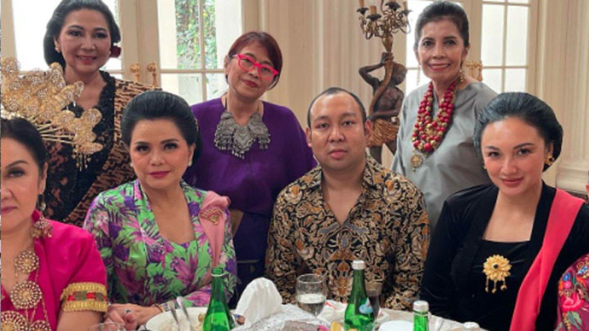 Potret Tata Cahyani mantan istri Tommy Soeharto, cantik dalam berbagai gaya