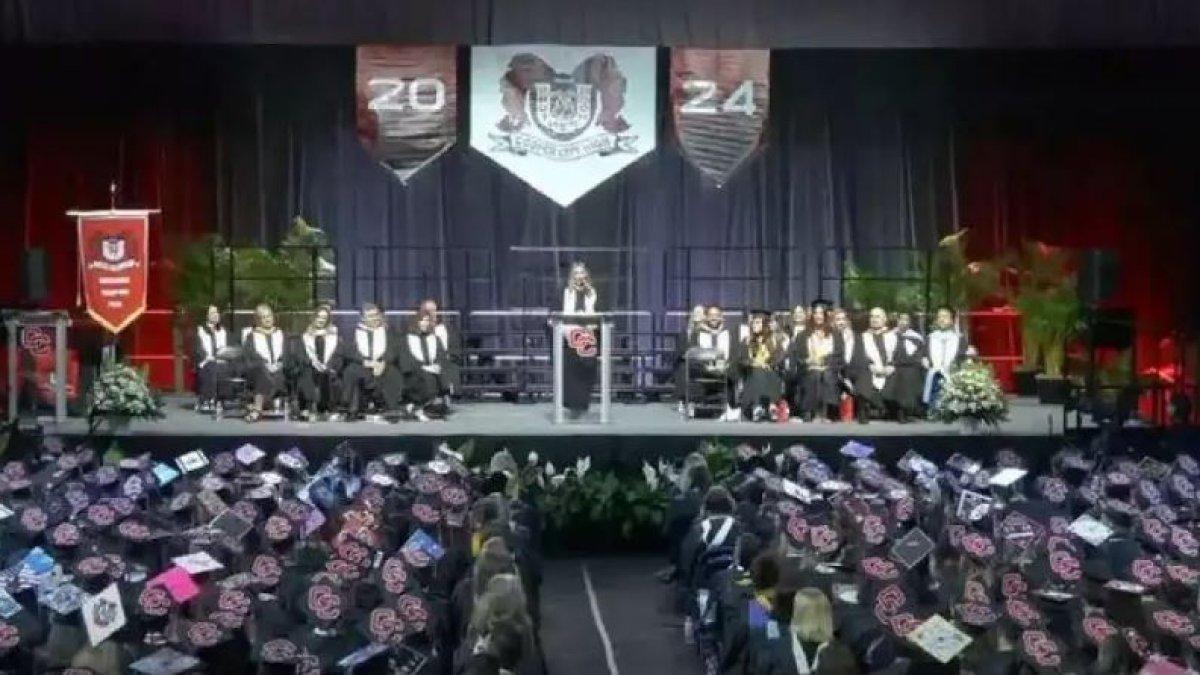 Potret acara kelulusan di SMA Cooper City. 