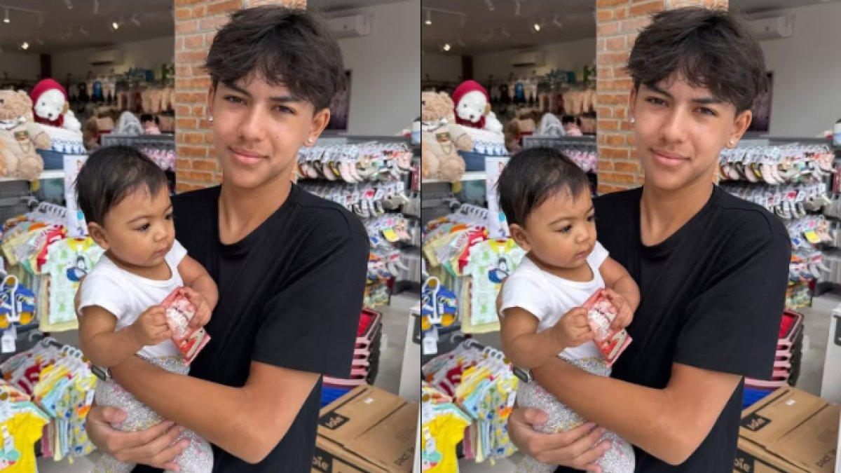 Potret anak sulung Nana Mirdad bersama bayi yang ditemukannya di dekat rumahnya dulu