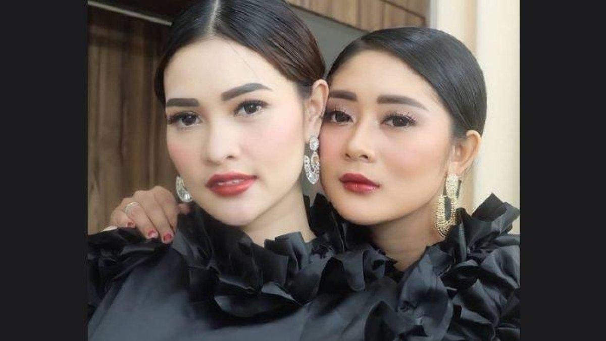 Potret dua vokalis Duo Anggrek, Devay dan Putri. Salah satu lagu mereka berhasil viral di TikTok, yakni Cikini Gondangdia.