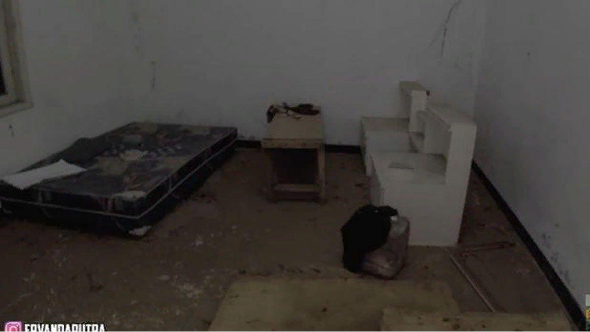 Potret kamar di rumah Suzanna, masih ada kasur.