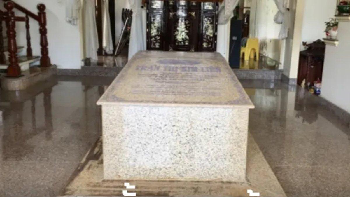 Potret kuburan berada di tengah ruang tamu rumah mewah.