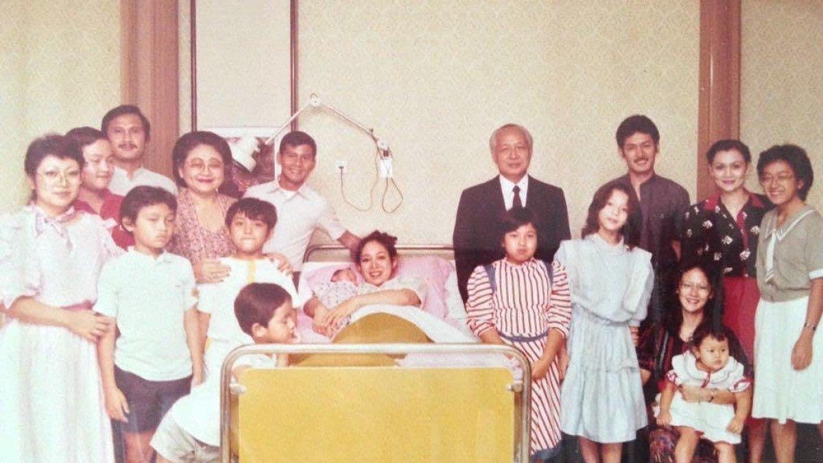 Potret lawas saat Titiek Soeharto lahiran.