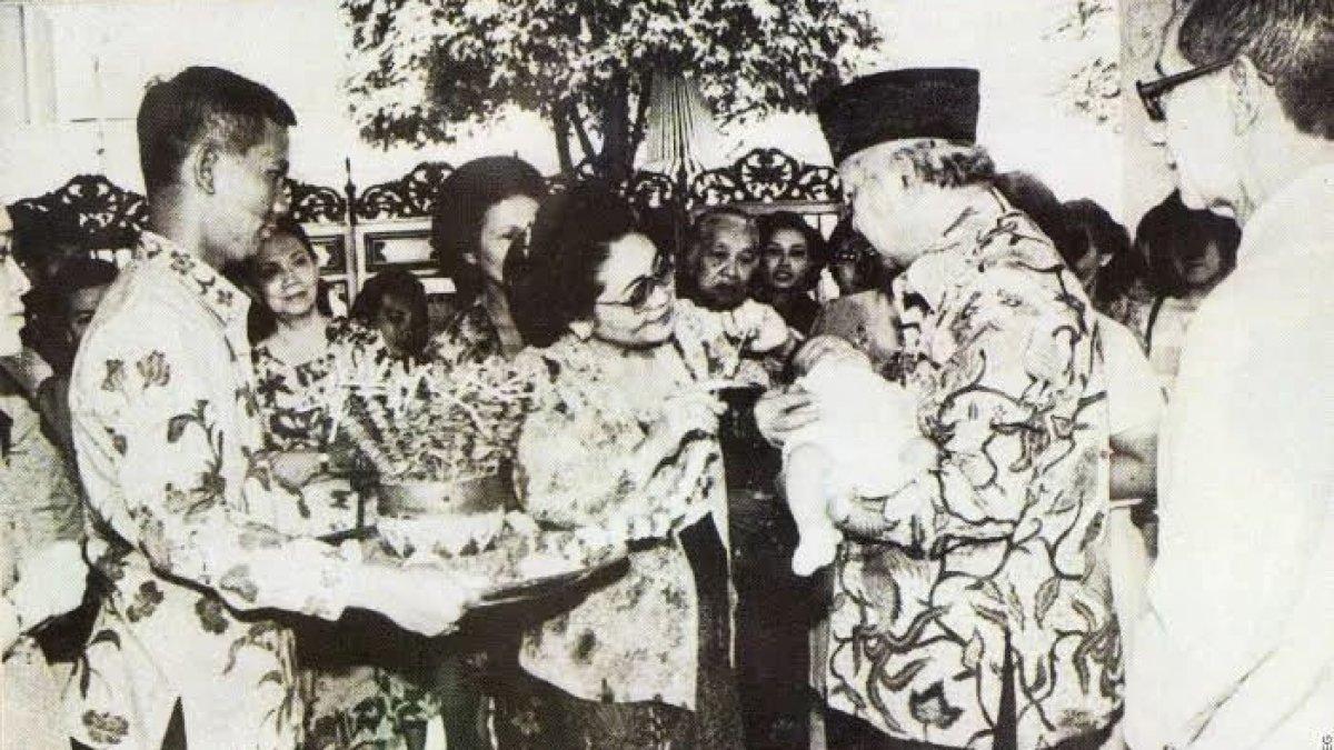 Potret masa kecil Didit Hediprasetyo bersama Soeharto.