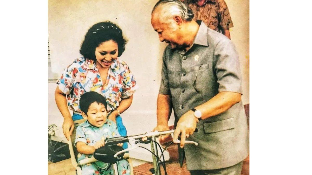 Potret masa kecil Didit Hediprasetyo bersama Soeharto.