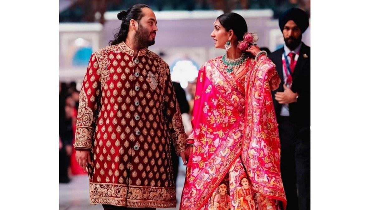 Potret mesra Anant Ambani dan Radhika Merchant di hari pernikahan.