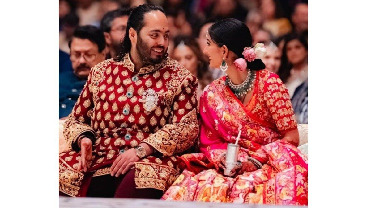 Potret mesra Anant Ambani dan Radhika Merchant di hari pernikahan.