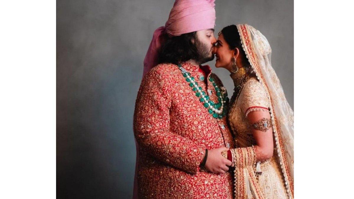 Potret mesra Anant Ambani dan Radhika Merchant di hari pernikahan.