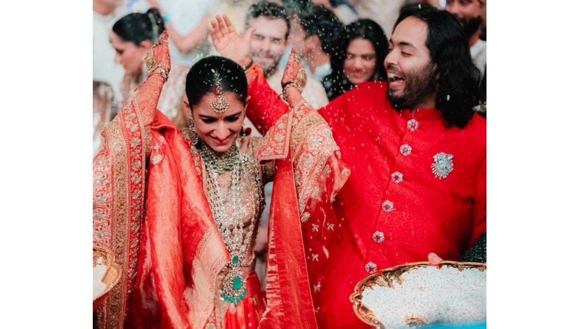 Potret mesra Anant Ambani dan Radhika Merchant di hari pernikahan.