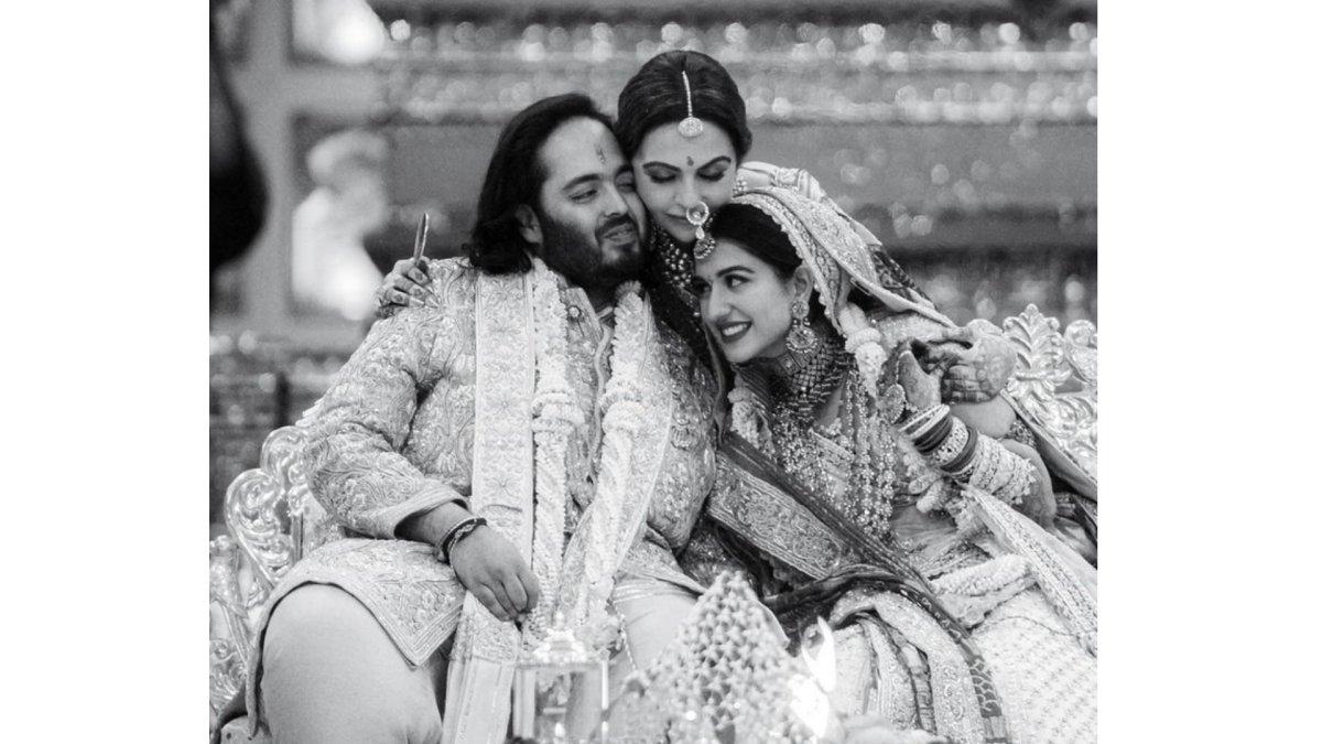 Potret mesra Anant Ambani dan Radhika Merchant di hari pernikahan.