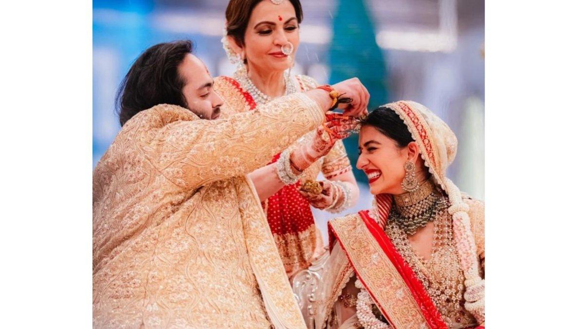 Potret mesra Anant Ambani dan Radhika Merchant di hari pernikahan.