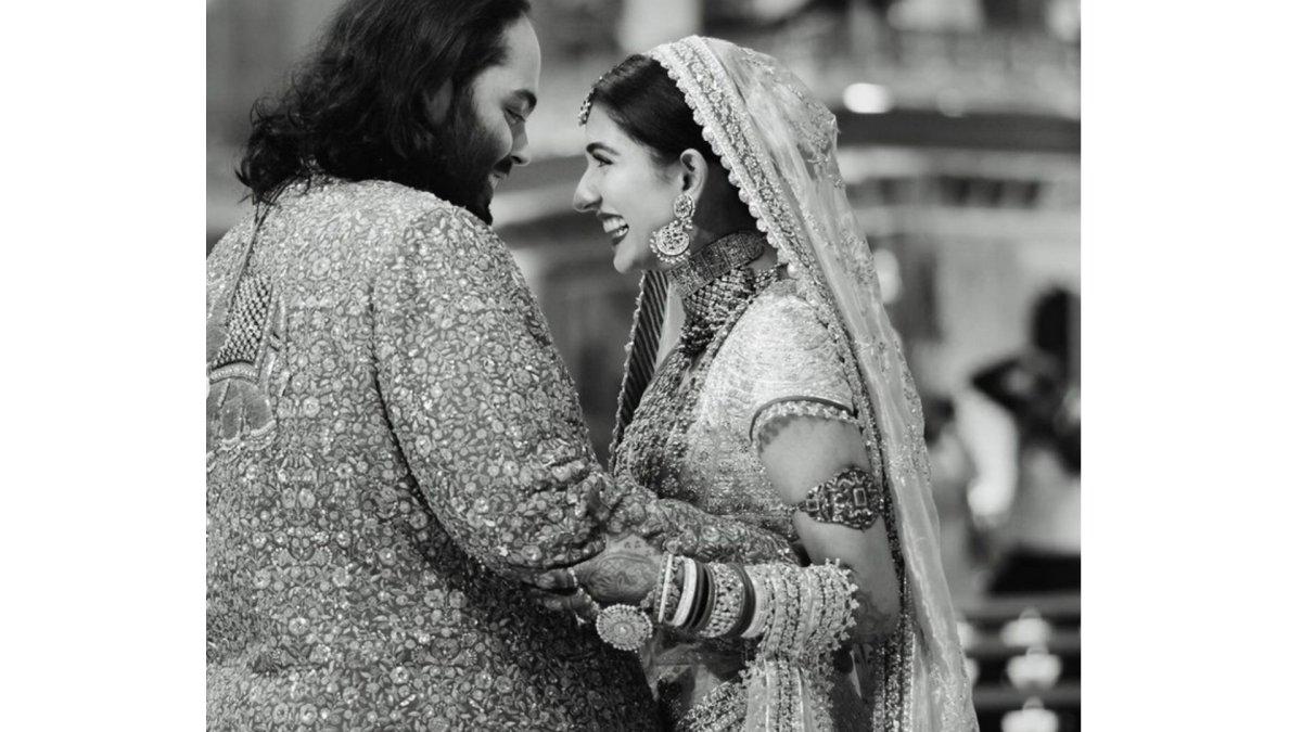 Potret mesra Anant Ambani dan Radhika Merchant di hari pernikahan.