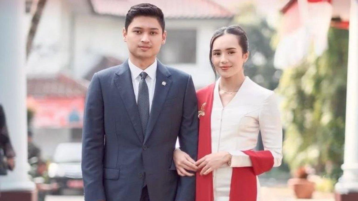 Potret penampilan Beby Tsabina saat mendampingi sang suami Rizki Natakus