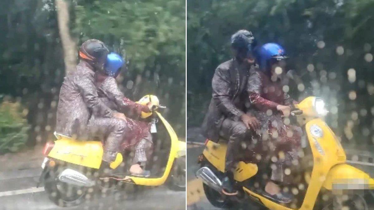 Potret pengantin di Malaysia naik motor hujan-hujan, masih kenakan baju pengantin.