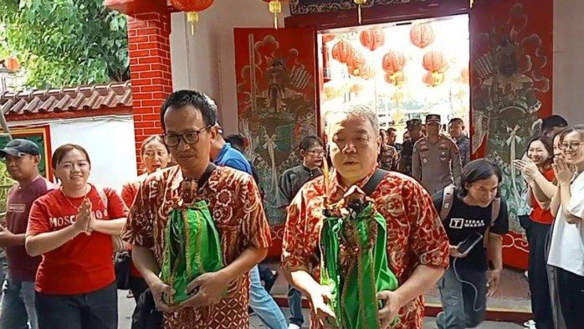 Potret pengurus Vihara Welas Asih Cirebon saat menerima pengembalian dua patung rupang pengawal Kwan Sing Tee Koen setelah dicuri.