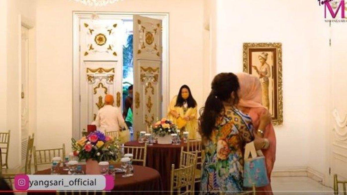 Potret pintu rumah Mayangsari megah berukir warna emas.