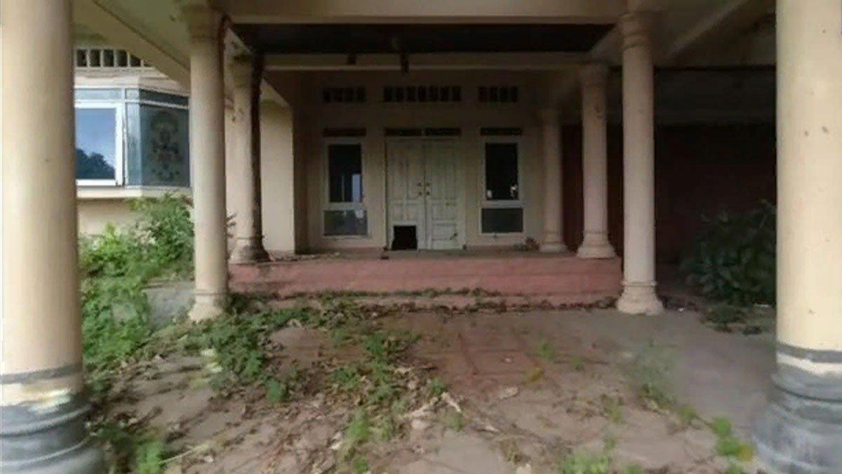Potret rumah Suzanna dari depan, tampak terbengkalai.