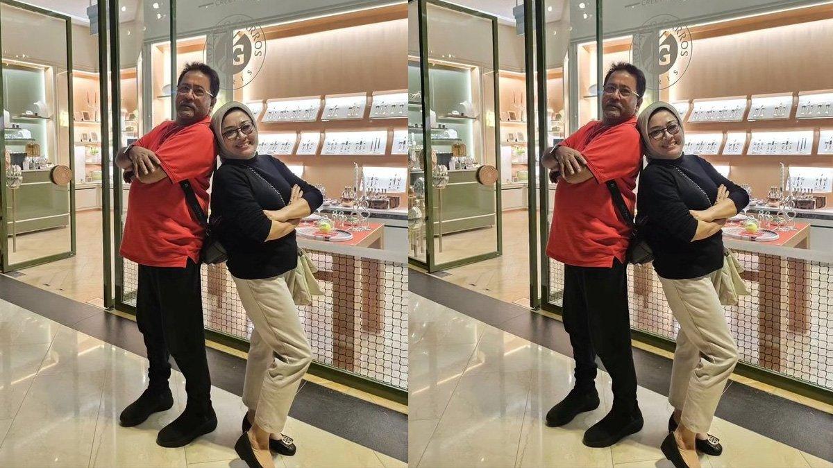 Potret sederhana Dewi Indriati saat kencan dengan Rano Karno.