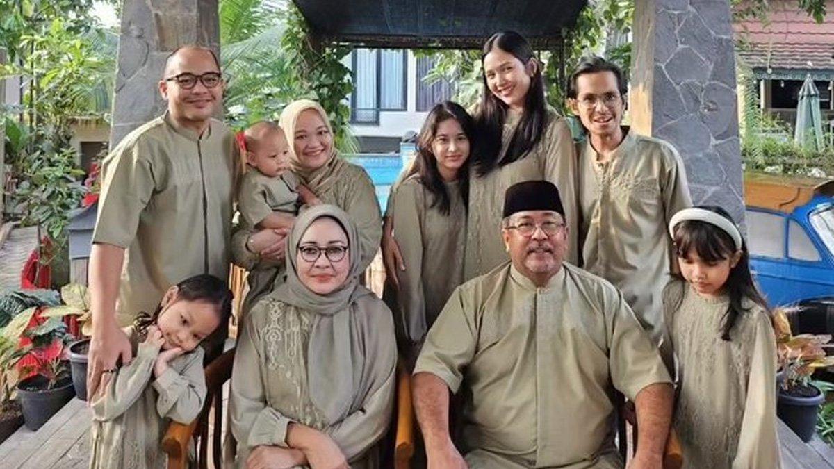 Potret sederhana keluarga Dewi Indriati dan Rano Karno.