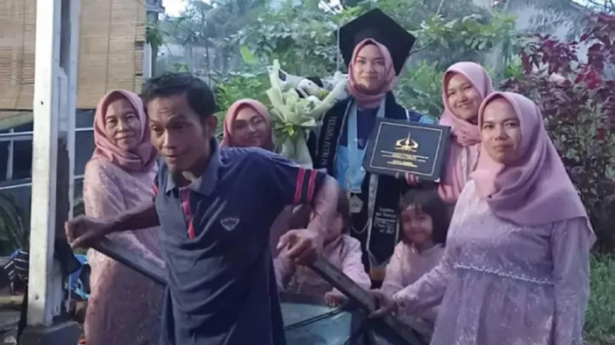 Potret seorang wanita foto wisuda di atas gerobak milik sang ayah.