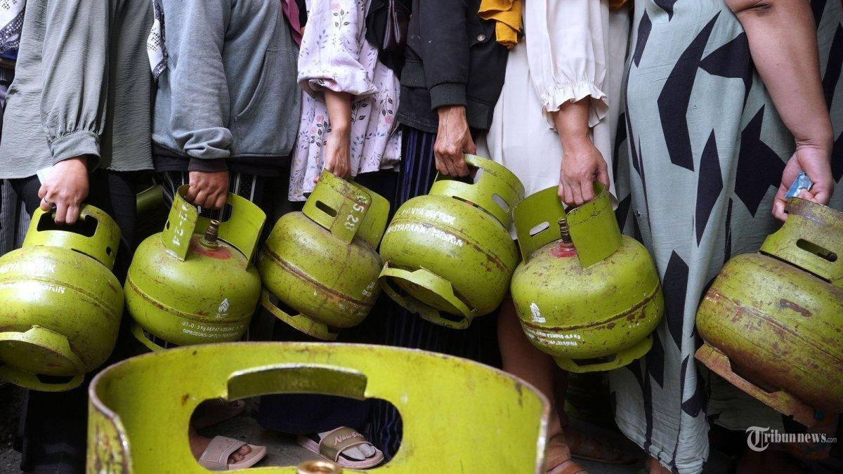 ATURAN BELI LPG - Potret warga antre membeli gas 3 kg di Pangkalan Gas 3 Kg, Jalan Terusan Suryani, Kota Bandung, Jawa Barat, Senin (3/2/2025).