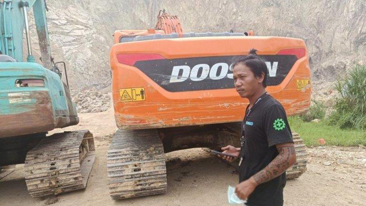 OPERATOR BEKO - Rahmat (28), operator beko yang juga saksi mata kejadian longsor Gunung Kuda di Desa Cipanas, Kecamatan Dukupuntang, Kabupaten Cirebon.