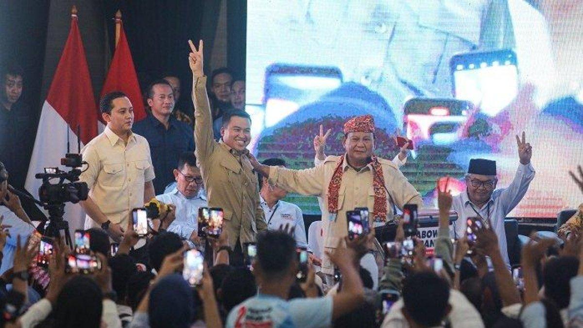 Prabowo Subianto memperkenalkan Sekretaris Pribadinya bernama Agung Surahman di Gedung Balai Buntar, Kota Bengkulu, Kamis (11/1/2024).