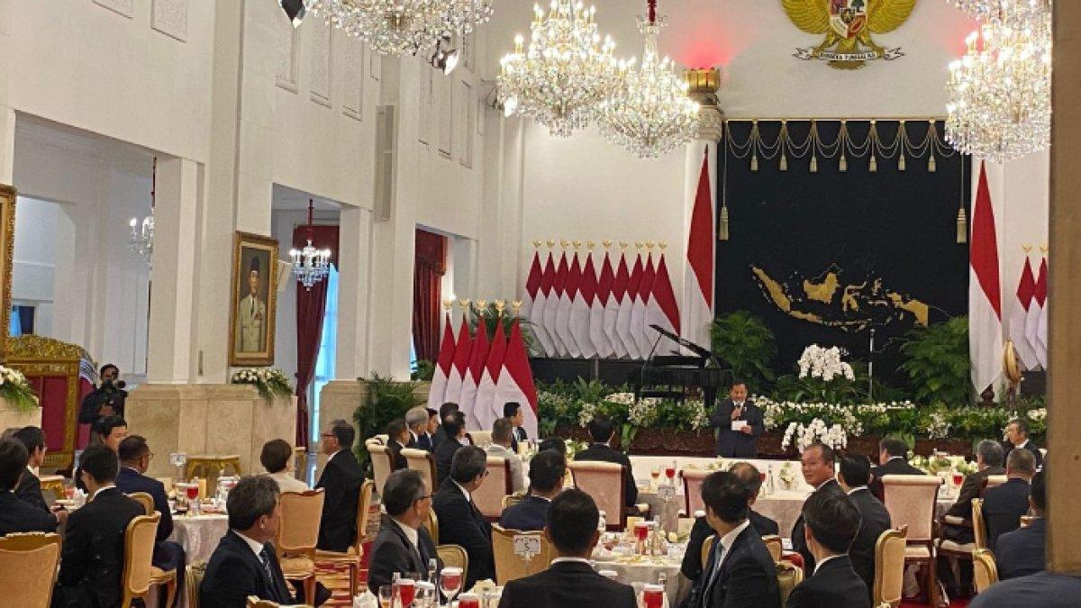 KESUKSESAN HAJI ISAM - Sejumlah tokoh turut mendampingi Presiden Prabowo Subianto menjamu puluhan investor Jepang di Istana Negara, Kompleks Istana Kepresidenan, Jakarta Pusat, Jumat (6/12/2024). Pada momen tersebut, Prabowo Subianto turut mengenalkan Haji Isam.