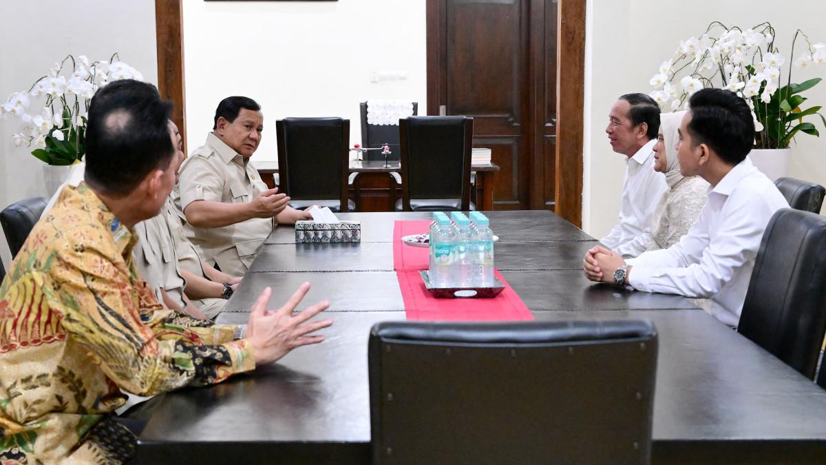 Terungkap makna, mengapa di atas meja tempat pertemuan Prabowo di kediaman  Jokowi di Kelurahan Sumber Solo. Ada sederet tafsir positif dan negatif dalam pertemuan presiden dan mantan presiden. 
