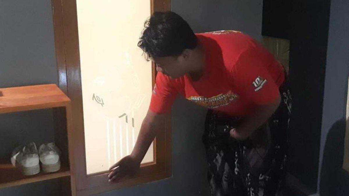 Pradana (23) pemilik rumah di Komplek Banjaran Village 2, Desa Neglasari, Kecamatan Banjaran, Kabupaten Bandung, Jawa Barat, saat menunjukkan jendela yang dirusak maling yang mencuri Handphone di rumahnya pada Jumat lalu