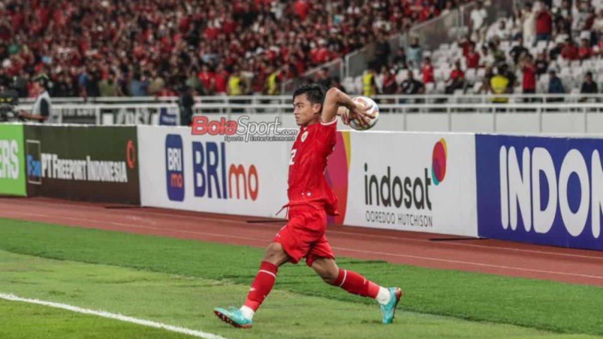 Pratama Arhan sedang lemparan kedalam saat laga grup F babak Kualifikasi Piala Dunia 2026 antara timnas Indonesia versus timnas Vietnam di Stadion Utama Gelora Bung Karno, Senayan, Jakarta, Kamis (21/3/2024).