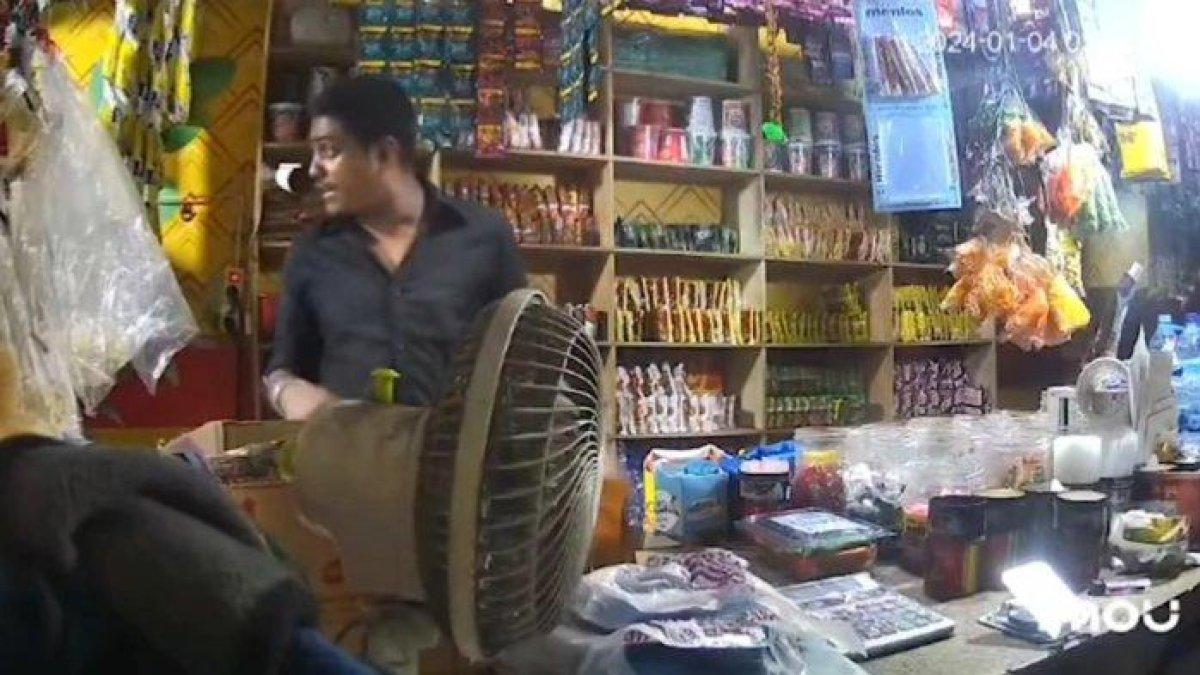 Tangkapan Layar CCTV Preman Paksa Minta Uang dan Ancam Bakar Toko di Jalan Karya Medan