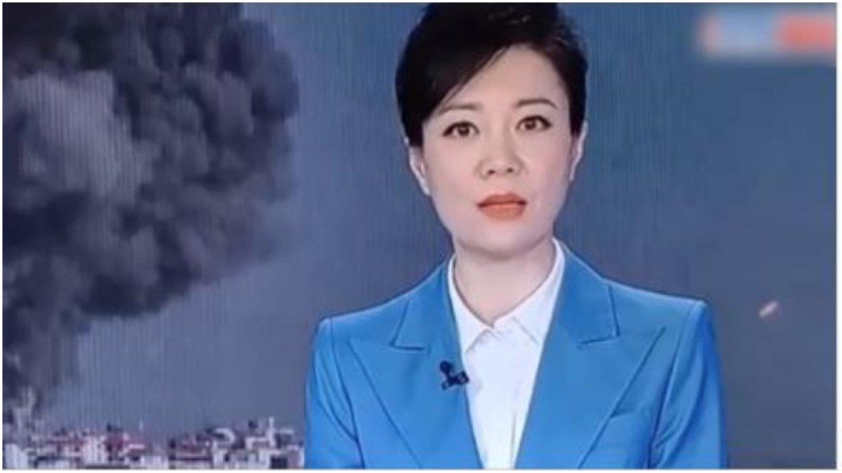 Presenter sedang live bacakan berita