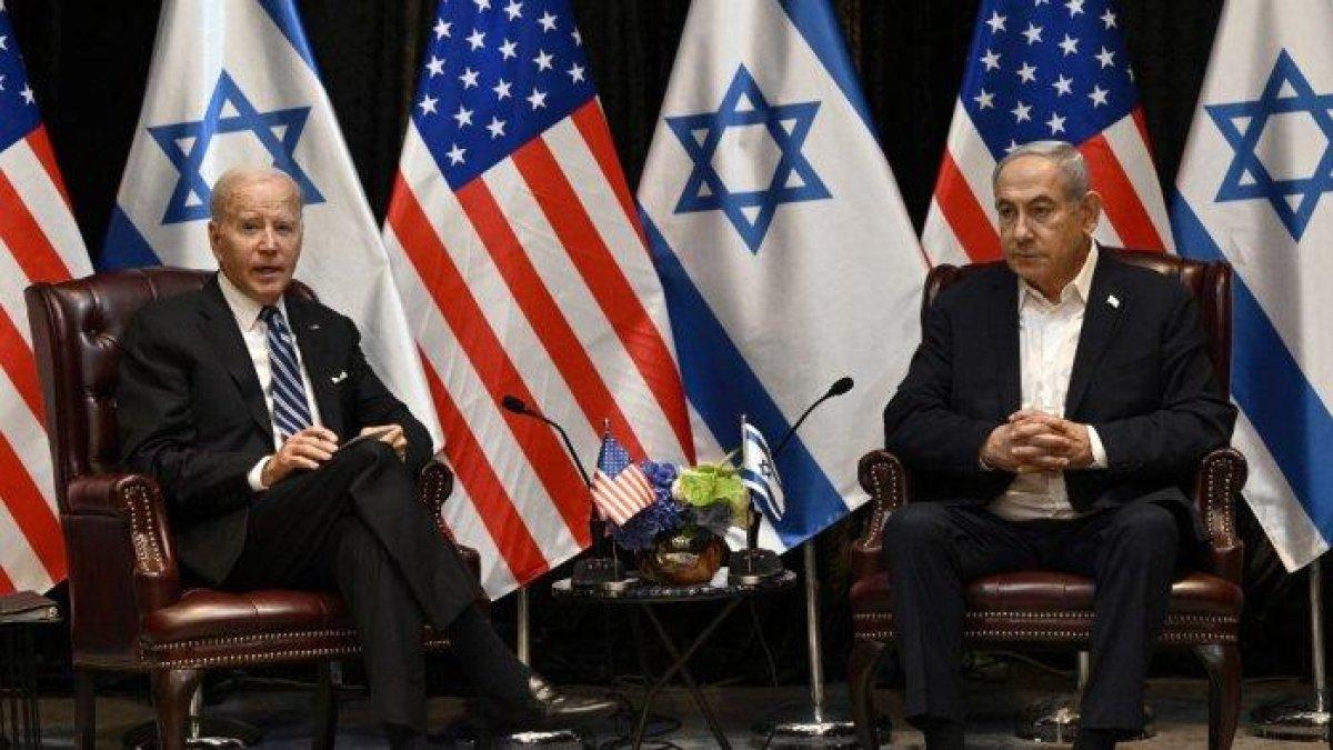 Presiden AS Joe Biden (kiri) mendengarkan Perdana Menteri Israel Benjamin Netanyahu saat ia bergabung dalam pertemuan kabinet perang Israel di Tel Aviv pada 18 Oktober 2023, di tengah pertempuran yang sedang berlangsung antara Israel dan kelompok Palestina Hamas.