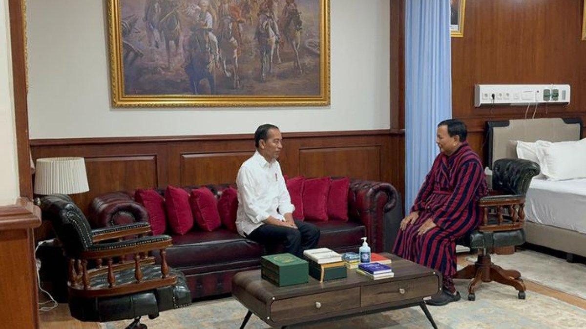 Presiden Joko Widodo (Jokowi) menjenguk Presiden terpilih Prabowo Subianto yang telah menjalani operasi cedera kaki.