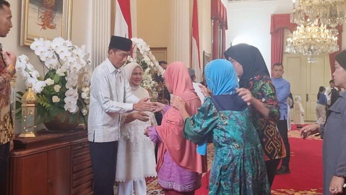 Presiden Joko Widodo (Jokowi) menyalam seorang difabel saat acara open house