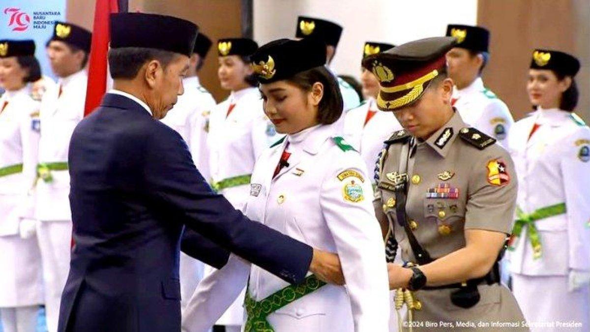 Presiden Joko Widodo (Jokowi) secara simbolis mengukuhkan Paskibraka Nasional 2024 kepada Violetha Agryka Sianturi mewakili rekan-rekannya, di Istana Garuda, Ibu Kota Nusantara (IKN) - BPIP menyampaikan permintaan maaf kepada seluruh masyarakat Indonesia buntut 18 Paskibraka puti Nasional 2024 lepas jilbab saat pengukuhan di IKN.